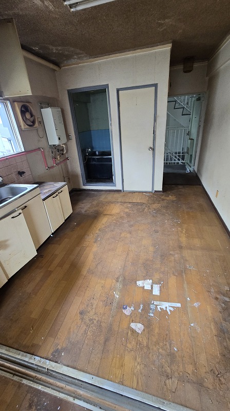 キッチン部分の作業後 床が見える 床は張替えが必要